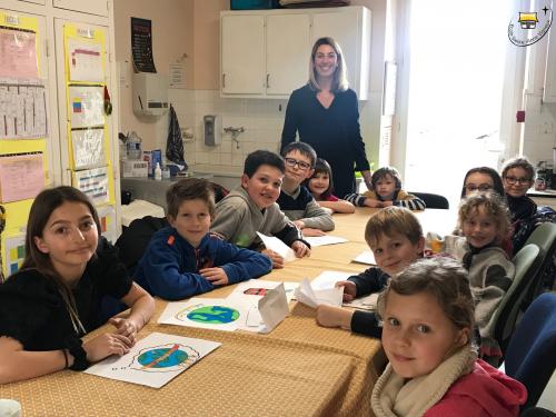 Conseil des élèves autour du logo de l'école mardi 6 mars